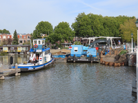 851107 Gezicht op de werkzaamheden ter vernieuwing van de beschoeiing bij de meerkade aan het Merwedekanaal, vanaf de ...